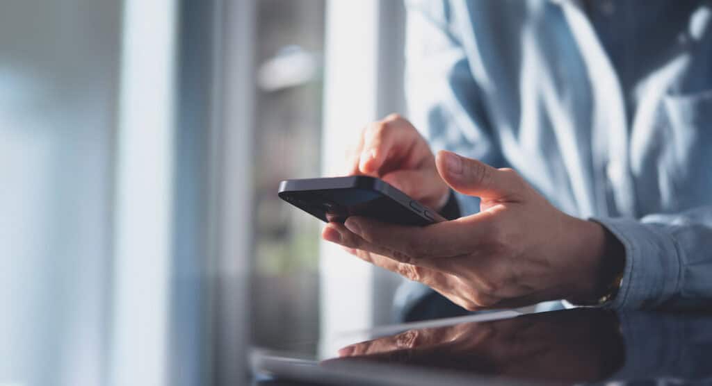 Eine Person nutzt ein iPhone